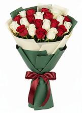 Букет Микс из красных и белых роз в Перлевке