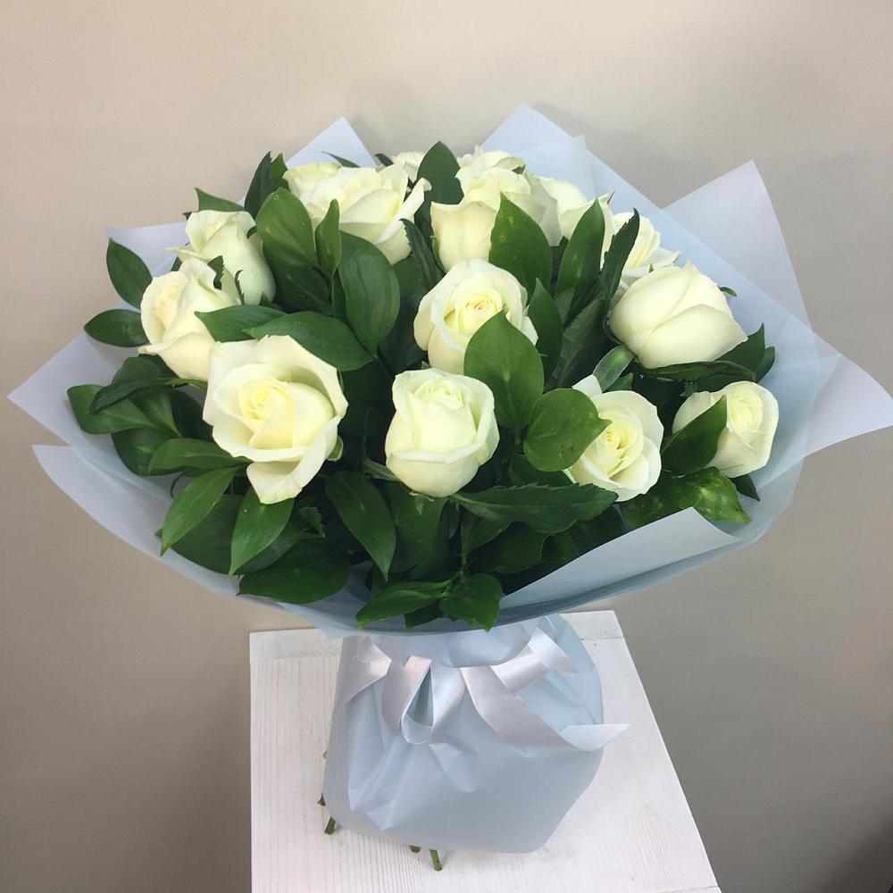 Букет 15 Белых роз Проуд в Перлевке