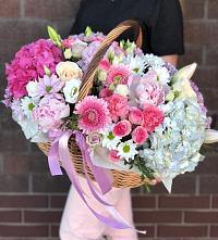 Цветочная композиция из Розы, Хризантемы, Пионы и Лизиантусы в корзине в Перлевке