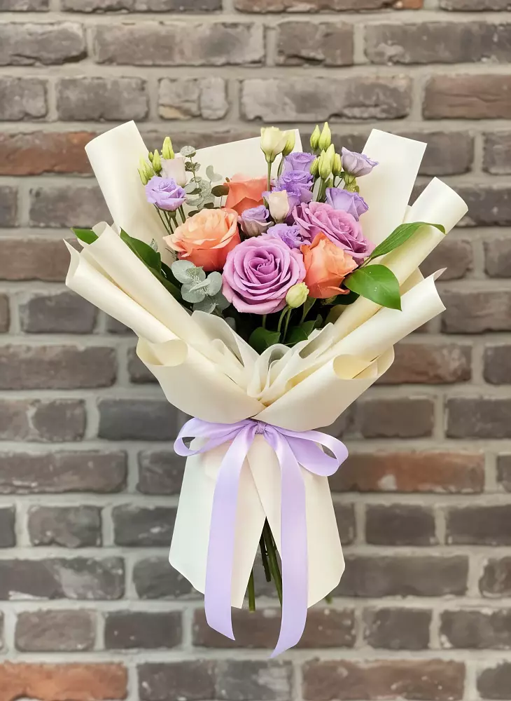 Букет цветов из: Лизиантусы и Розы в Перлевке