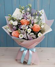 Букет цветов из:  Лизиантусы, Розы, Альстромерии и Гипсофила в Перлевке