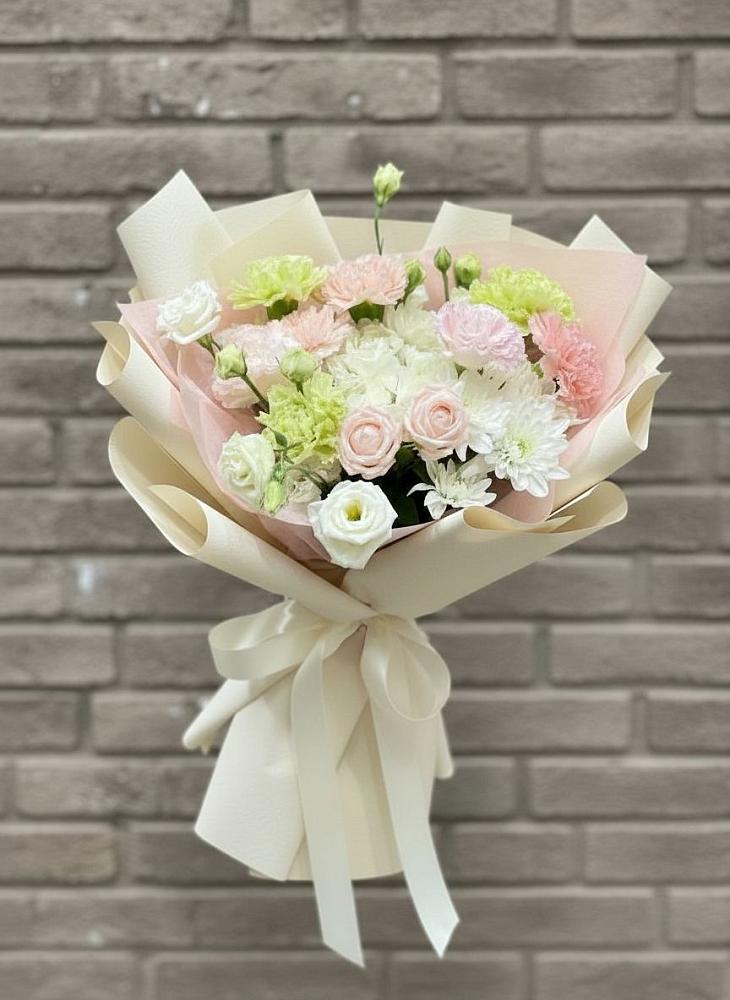 Букет цветов из: Гвоздики, Розы, Лизиантусы и Хризантемы в Перлевке