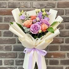 Букет цветов из:  Лизиантусы и Розы в Перлевке