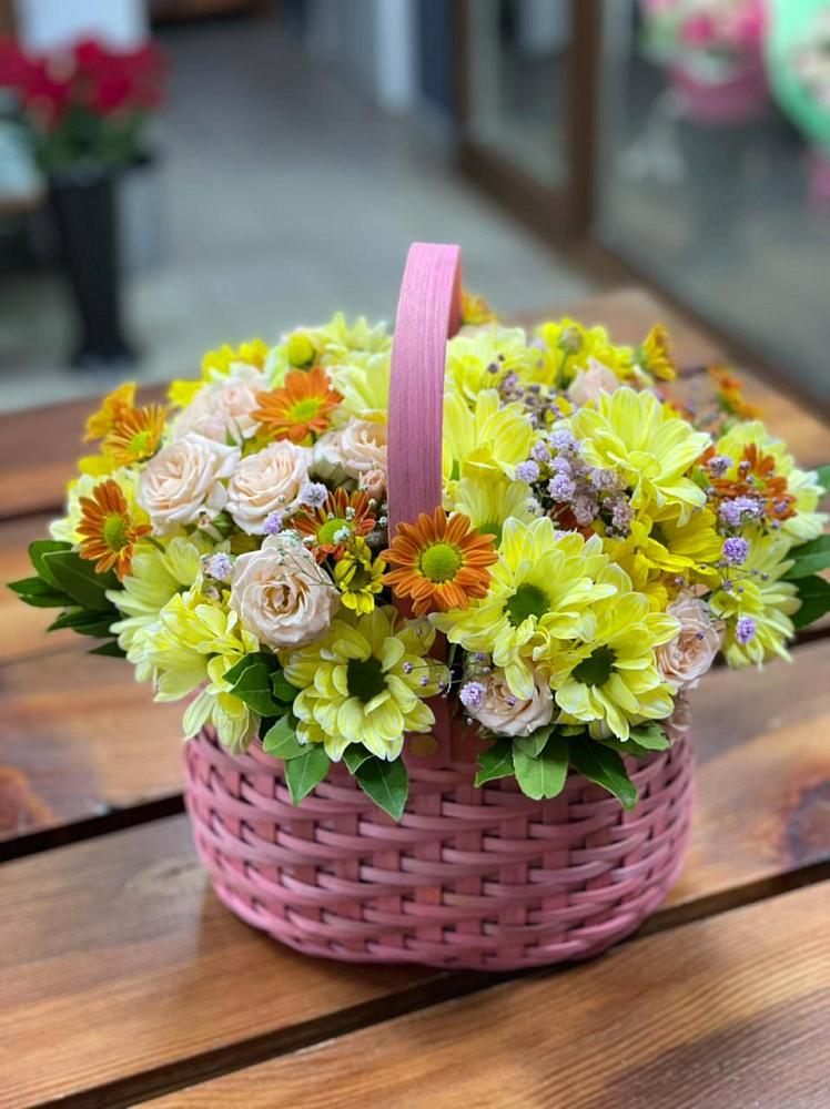 Цветочная композиция из Хризантемы и Розы в корзине в Перлевке