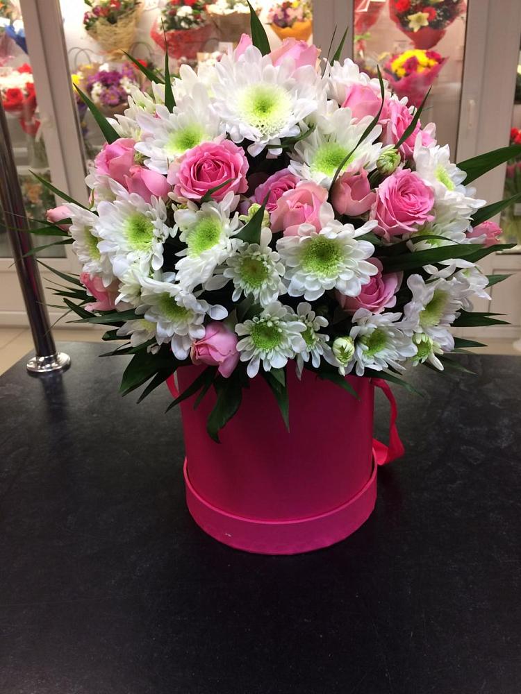 Цветочная композиция из Розы и Хризантемы в шляпной коробке в Перлевке