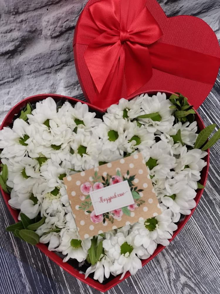 Цветочная композиция из Хризантемы в виде сердца в Перлевке
