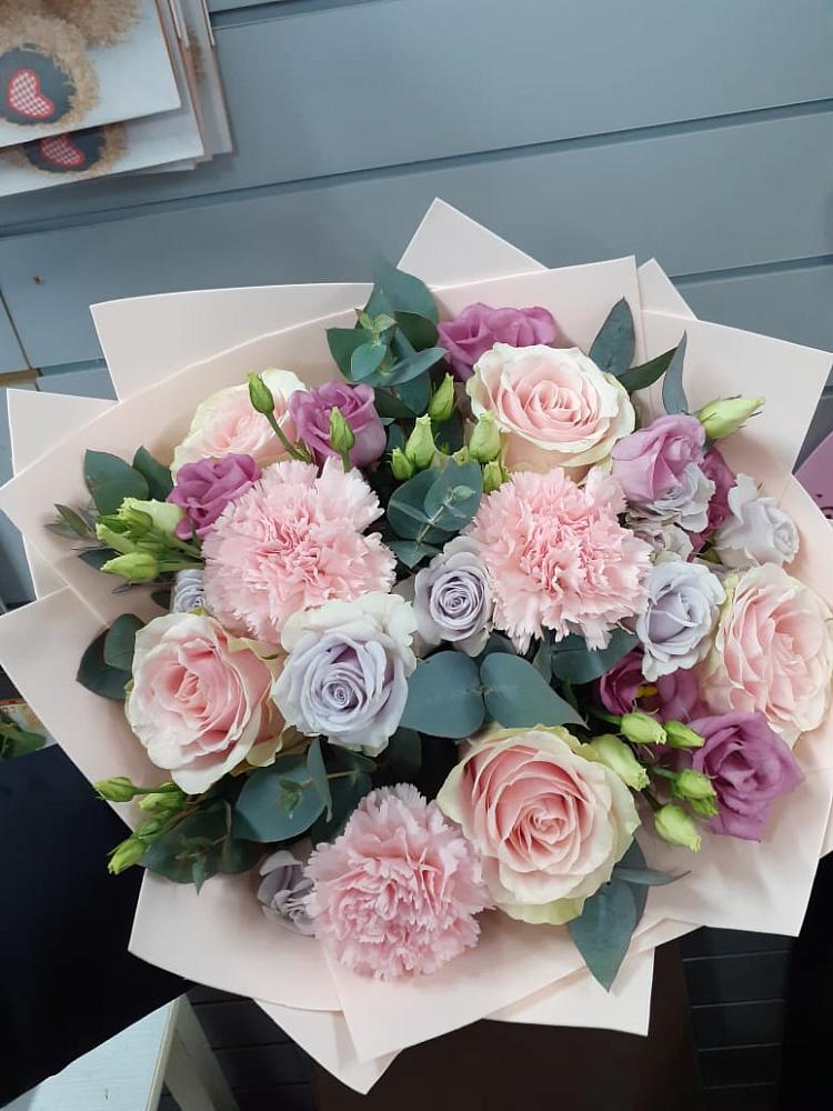 Букет цветов из: Розы, Гвоздики и Лизиантусы в Перлевке