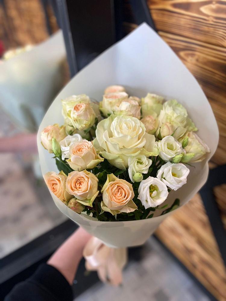 Букет цветов из: Розы и Лизиантусы в Перлевке